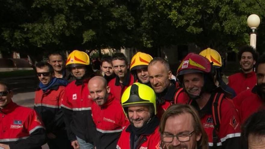 Un momento de la protesta protagonizada por los bomberos ayer a la puerta de los juzgados.