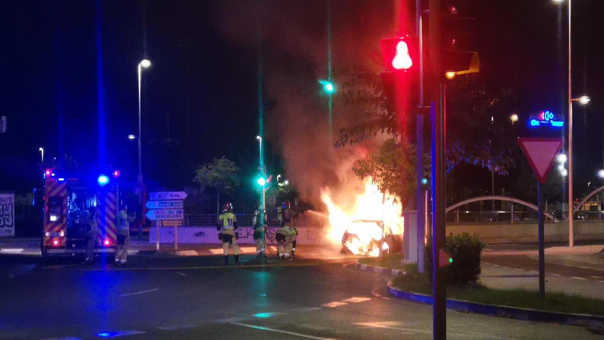 Imagen del incendio de un vehículo este sábado en la Avenida del Mar