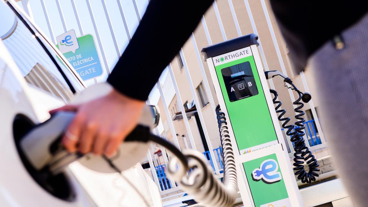 Coche eléctrico de Northgate cargando en un puesto de recarga