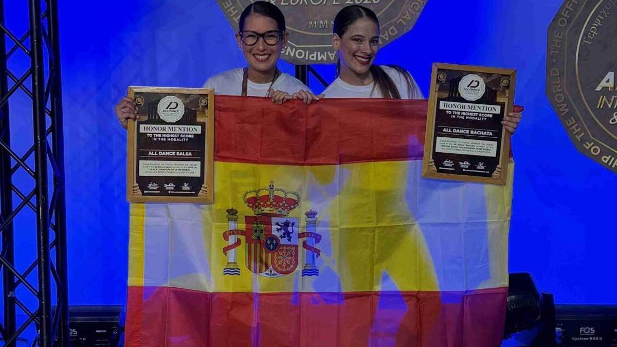 Isabel Robles y Lorena Perezoto posan con sus medallas en el Europeo de Grecia.