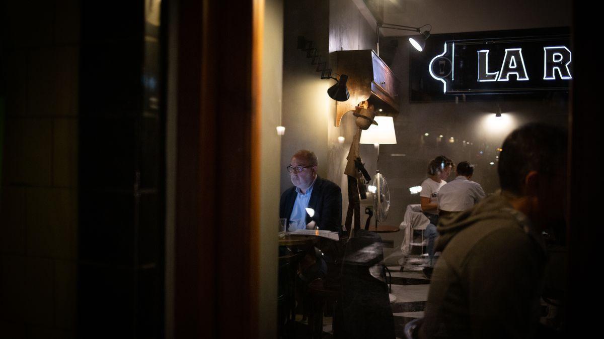 Interior de un bar.