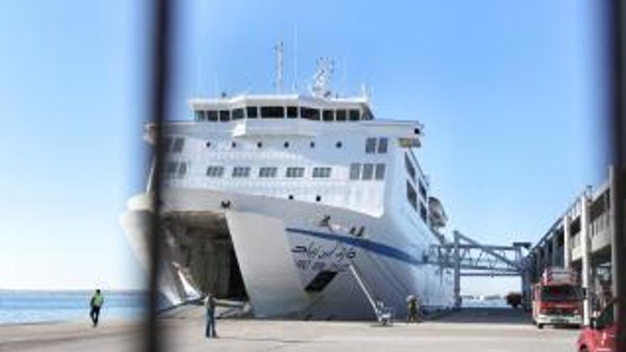 Die Fähre im Hafen von Alcúdia.