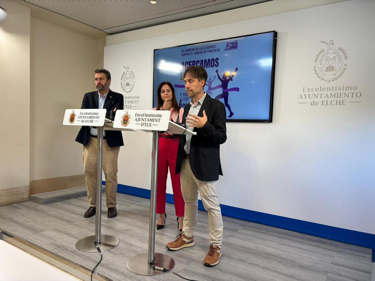 Elche se sumará por primera vez a la Carrera de las Ciudades contra el Cáncer de Páncreas, una prueba solidaria que se celebrará el próximo domingo 14 de junio, con salida y llegada en la Plaça de Baix, y que tendrá como objetivo recaudar fondos para la investigación de una enfermedad con una de las supervivencias más bajas entre los tumores. Bajo el lema ‘Acercamos la meta’, la ciudad se incorpora al circuito nacional con una prueba pensada para corredores, familias, caminantes, personas con movilidad diversa, carritos de bebé e incluso mascotas.  La carrera tendrá un recorrido de 4,5 kilómetros por algunos de los espacios más reconocibles de Elche, como el Palmeral y el cauce del río, y podrá realizarse en tres modalidades: carrera competitiva, marcha nórdica y andarín. El precio de inscripción será de 13 euros, y el 100% del dinero recaudado mediante dorsales y aportaciones del Dorsal 0 se destinará íntegramente a las becas de investigación Carmen Delgado/Miguel Pérez-Mateo.  Una enfermedad con baja supervivencia  La presentación de la prueba se ha convertido también en una llamada de atención sobre la gravedad del cáncer de páncreas. El doctor Enrique de Madaria, gastroenterólogo del Hospital General Universitario Doctor Balmis y fundador de esta iniciativa, ha recordado que este tumor afecta cada año a miles de personas y que sus cifras obligan a reforzar la investigación.  “Hay un problema que tenemos la sociedad, que es el cáncer de páncreas, que afecta a 10.400 personas todos los años en España y el índice de supervivencia es el peor de todos los tumores que podamos hablar. Es un 10% y eso hay que cambiarlo”, ha señalado.  Según los datos trasladados durante la presentación, en 2026 se prevé que 10.405 personas sean diagnosticadas de cáncer de páncreas en España. Este tumor es ya la tercera causa de muerte por cáncer en el país, y solo un 10% de los pacientes logra sobrevivir cinco años después del diagnóstico.  El principal problema clínico es que sus síntomas iniciales suelen confundirse con dolencias comunes. Dolor leve en la parte alta del estómago, pérdida de peso o disminución del apetito pueden retrasar el diagnóstico. Como consecuencia, más del 80% de los casos se detecta en fases avanzadas, cuando la cirugía ya no es viable y las posibilidades de supervivencia se reducen drásticamente.  De Madaria ha destacado que, pese a la dureza del escenario, la investigación empieza a ofrecer señales de esperanza. “Por primera vez, después de décadas y décadas de investigación empieza a haber brotes verdes en investigación contra el cáncer de páncreas”, ha afirmado.  Una prueba para todos los públicos  La carrera comenzará a las 9.00 horas del domingo 14 de junio. El concejal de Deportes, José Antonio Román, ha subrayado que la cita encaja con el año en el que Elche ejerce como Capital Mediterránea del Deporte, y ha destacado el carácter deportivo y solidario de la ciudad.  “Creo que esta carrera viene en un momento adecuado por el simple hecho de que somos Capital Mediterránea del Deporte este año y yo creo que ya era un momento en que esta carrera de este tipo llegara a Elche”, ha explicado.  Román ha defendido que Elche es una ciudad con una fuerte cultura del running, recordando pruebas recientes como la N-Race, la media maratón, la carrera organizada por Rotary y Conciénciate, la Gala de Cursos, la Malamé y la maratón Elche-Alicante. “Elche es una gran ciudad del running”, ha señalado.  La prueba contará con un recorrido circular por “la parte verde” de la ciudad. “Va a recorrer esa parte verde de Elche, que es el Palmeral y el cauce del río”, ha destacado el edil. Además, ha insistido en que se trata de un trazado fácil, rápido y accesible. “Una carrera fácil de 4 kilómetros y medio, Elche es muy plana y muy rápida”, ha indicado.  Las modalidades serán tres. La carrera tendrá carácter competitivo, con cronometraje oficial y trofeos del primer al quinto puesto absoluto masculino y femenino. La modalidad andarín permitirá completar el recorrido caminando, a ritmo libre, y estará abierta a familias, carritos de bebé y mascotas. Por último, la marcha nórdica estará orientada específicamente a quienes participen con bastones.  Inscripciones y dorsal solidario  Las inscripciones online estarán abiertas en la web oficial www.carreracancerpancreas.es hasta las 09.00 horas del jueves 11 de junio. La recogida de dorsales y de la camiseta conmemorativa morada se centralizará en la sede de la Capital Mediterránea del Deporte, en la Plaça de Baix, el sábado 13 de junio, de 10.00 a 13.00 horas, y el mismo domingo de la prueba, de 07.30 a 08.30 horas.  Además, se habilita el Dorsal 0, un canal exclusivo de donación voluntaria para aquellas personas que quieran colaborar con la investigación pero no puedan asistir a la carrera. La organización insiste en que la totalidad de la recaudación de dorsales y aportaciones se destinará a las becas de investigación.  De Madaria ha explicado que la carrera comenzó en Alicante en 2015, con una primera edición de unas 850 personas, en su mayoría sanitarios y amigos. En aquella ocasión se lograron unos 6.000 euros para investigación, una cantidad que, según reconoce, evidenció la necesidad de crecer y buscar patrocinadores para cubrir íntegramente los gastos de organización.  Desde entonces, la iniciativa ha ido sumando ciudades. En la actualidad se celebra en entre seis y ocho ciudades españolas, ha tenido presencia ocasional en Italia y se plantea incluso llegar a otros países como Brasil. “Lo que queremos es unir al mayor número de ciudades españolas en conseguir financiación y visibilidad para un cáncer que hasta hace muy poquito no tenía nada de visibilidad, que es el cáncer de páncreas”, ha señalado el fundador.  La iniciativa ha recaudado ya más de 1,5 millones de euros. Además, acaba de resolver nuevas becas, dos ayudas de 120.000 euros cada una, destinadas a proyectos de investigación.  En el caso de Elche, el evento será posible gracias al patrocinio de Primichi, Fundación Juan Perán-Pikolinos y Mustang, empresas que cubren el coste de la prueba para que el dinero de las inscripciones vaya directamente a investigación. De Madaria ha agradecido especialmente el empuje de estos apoyos y la implicación de instituciones sanitarias como el Hospital General de Elche, además del grupo Brotons, organizador de la carrera.  Elche y Alicante, doble esfuerzo provincial  La incorporación de Elche convierte a Alicante en la única provincia de España que duplica su esfuerzo solidario dentro del circuito nacional, con una prueba en junio en Elche y la tradicional carrera de Alicante en noviembre. De Madaria no ha ocultado su deseo de que ambas ciudades compitan sanamente para aumentar participación y recaudación.  “Me encantaría que se picaran las dos ciudades a ver quién gana y que todos aumente, porque eso siempre da vida”, ha señalado. También ha recordado que el récord de participación de la carrera lo tiene Orihuela, con 4.300 corredores, y ha lanzado el reto a Elche: “Yo quiero que el nuevo récord venga el 14 de junio”.  La edil de Sanidad, Inma Mora, ha agradecido que Elche haya sido elegida para albergar esta iniciativa y ha destacado que no se trata solo de una carrera, sino de un evento para visibilizar la enfermedad y financiar investigación. “Pretende dar a conocer, visibilizar y evidentemente recaudar fondos para la investigación contra el cáncer de páncreas”, ha señalado.  Román, por su parte, ha animado a corredores, familias y vecinos a inscribirse. “Va a ser muy accesible, totalmente accesible, muy pensada también para la inclusividad de cualquier persona dentro de este circuito. Podemos caminar, podemos correr, correr a nuestro ritmo”, ha indicado.  La prueba quiere convertirse en una jornada deportiva y solidaria. La organización espera que, tras la carrera, los participantes aprovechen para disfrutar de la ciudad, su restauración, sus paisajes y su entorno. En palabras del concejal de Deportes, será una mañana para correr, caminar o acompañar una causa que solo tiene un camino real para cambiar su pronóstico: la investigación.