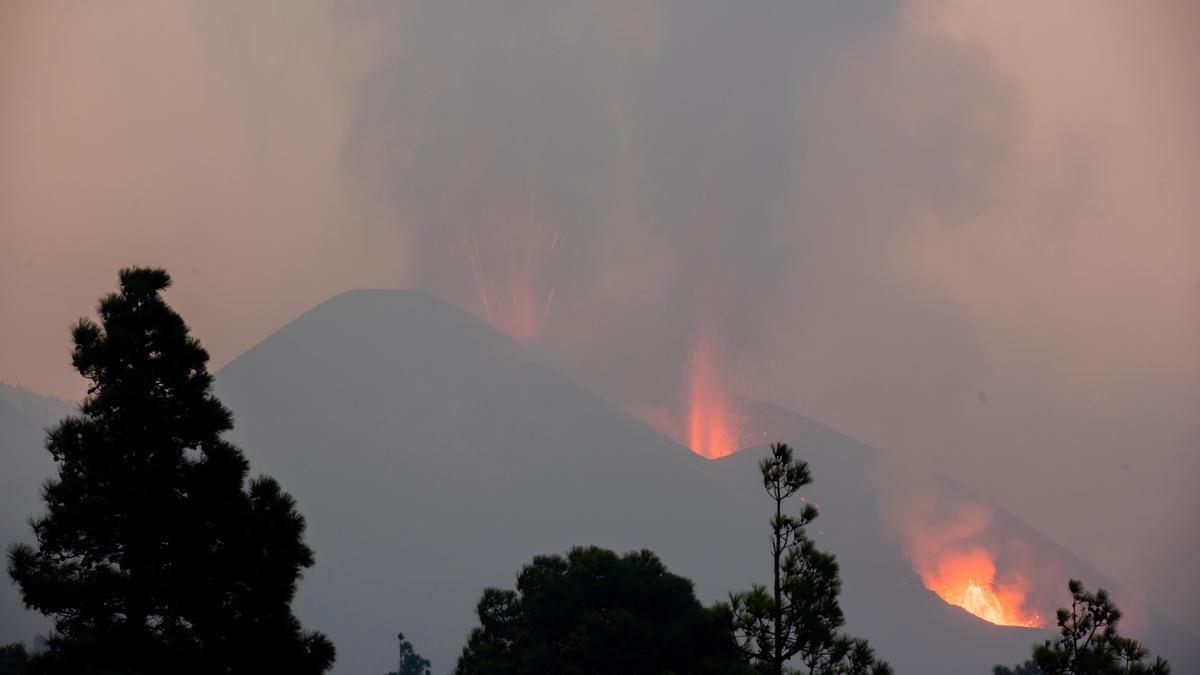 La lava se bifurca en su camino al mar