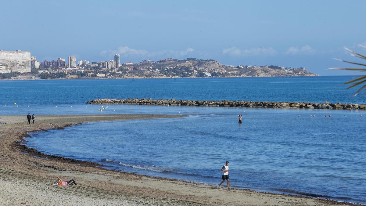 Playa del Postiguet, en Alicante, donde hoy no será un día para disfrutar del sol