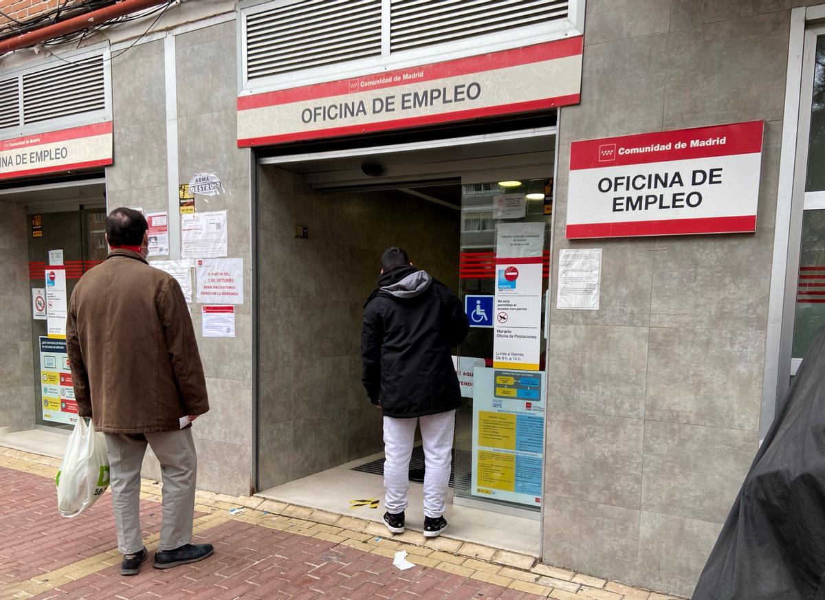 Varias personas esperan para entrar en una oficina de empleo pública