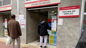 Varias personas esperan para entrar en una oficina de empleo pública