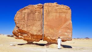 La gran roca tiene imágenes grabadas y tiene una división perfectamente rectilínea