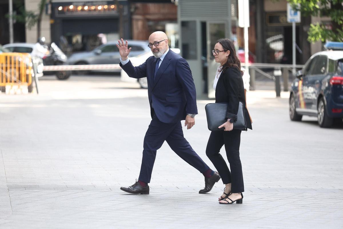 El abogado de Santos Cerdán, Jacobo Teijelo, en su llegada a la Audiencia Nacional, a 25 de junio de 2026, en Madrid.