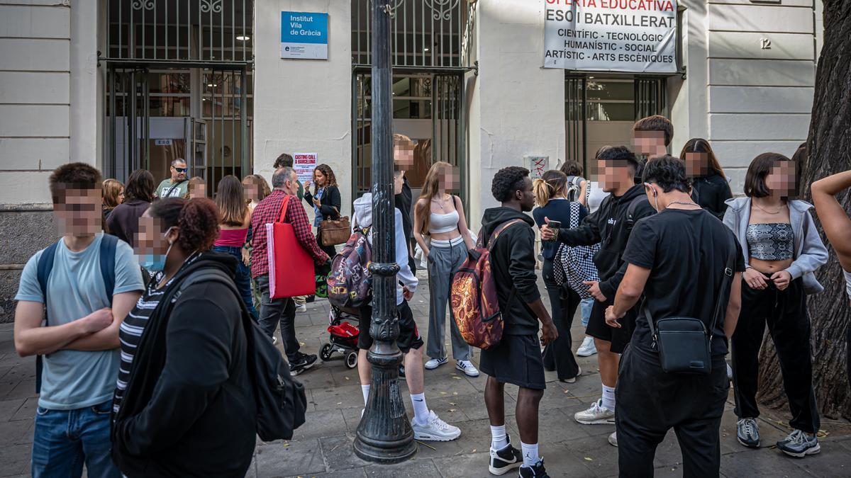 Jóvenes ante un centro educativo en Barcelona.