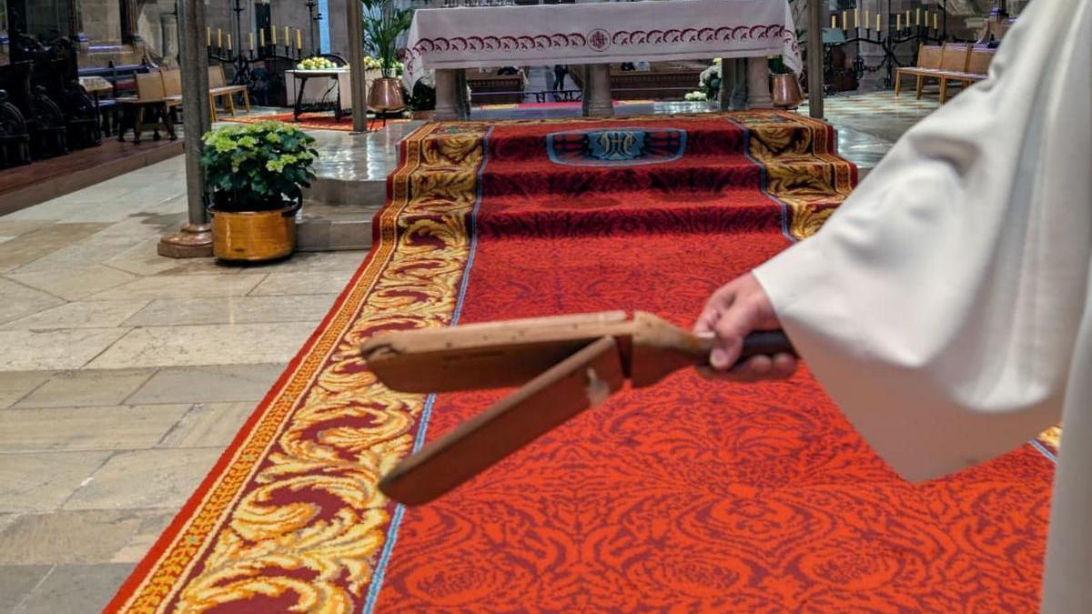 VÍDEO | La tradición de las matracas resuena en las iglesias y la Catedral de Mallorca el Viernes Santo