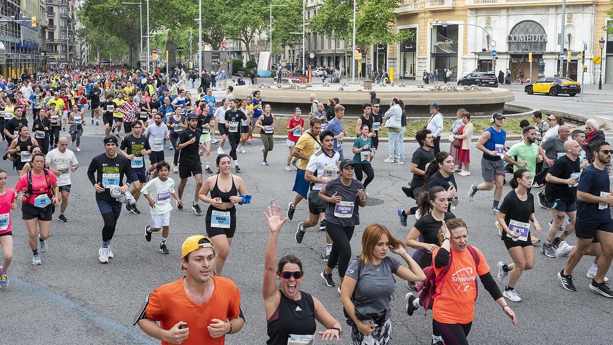 Los participantes recorren la Gran Vía a la altura de Passeig de Gràcia durante la 44 edición de la Cursa de El Corte Inglés