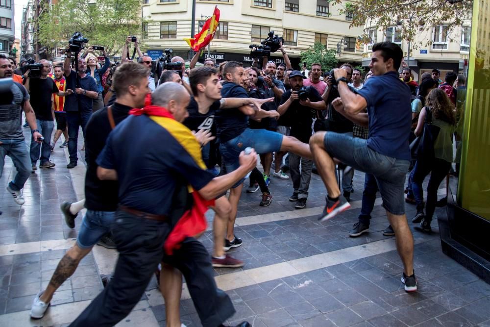 La ultradreta irromp a la manifestació del 9 d'oct