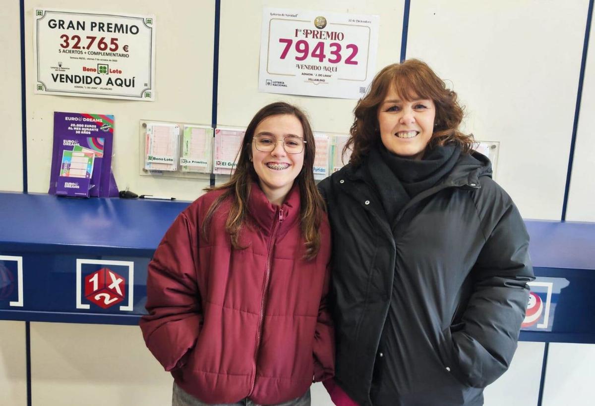 Yolanda Pérez, con su hija Lucía Rodríguez, en una administración que repartió el Gordo.  |