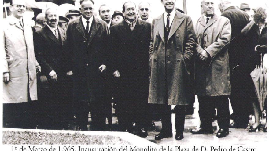 Imagen del día de la inauguración, con Ángel Fernández, autor del monumento, tercero por la izquierda.