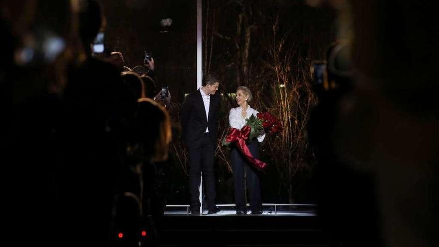 Carolina Herrera junto a Wes Gordon recibe un ramo de flores al finalizar el desfile.