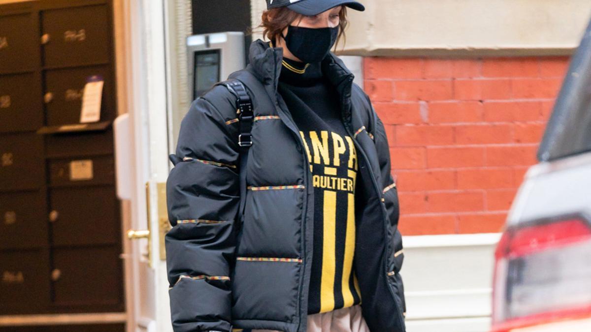 Si te encantan los looks 'oversize' pero no sabes cómo conseguirlos, inspírate en el último de Bella Hadid para ir cómoda, con estilazo y muy calentita