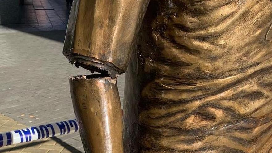 Un nuevo acto vandálico deja a la estatua de Villa en Langreo con un brazo colgando