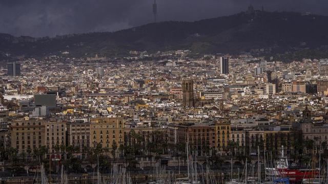 Vista de Barcelona amb el Port Vell en primer terme. | JORDI OTIX
