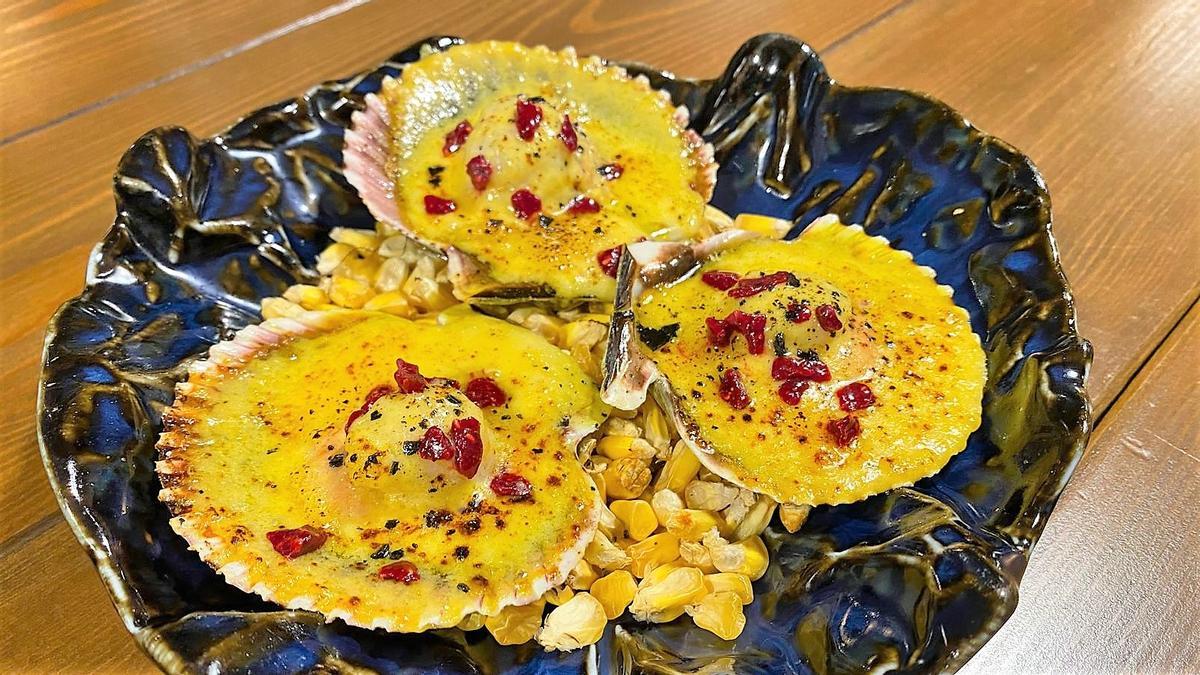 Las zamburiñas a la parmesana con un poco de ají amarillo y 'crispies' de frambuesa del restaurante Es Arraïtzes.