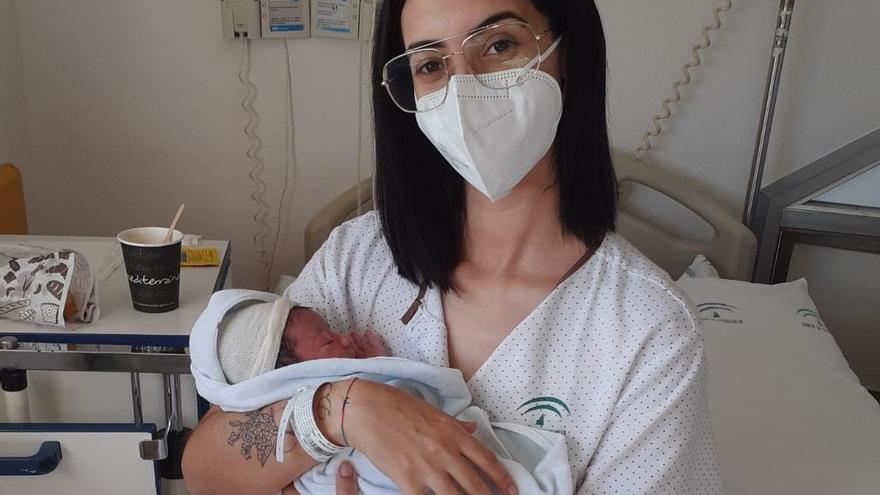 Paula, con su hijo Luca, en el hospital Reina Sofía.