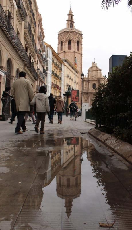 Representantes de Campaners 
de la Catedral, tocando manualmente
las campanas. |  LOREN GONZÁLEZ