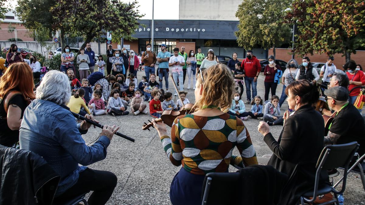 Imagen de un concierto del Irish en los barrios.