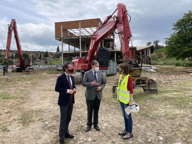 Nacho Cuesta y Alfredo Canteli charlan con la arquitecta Paz Carrasco, ayer, junto a las obras de demolición de la estructura del fallido spa del Naranco.