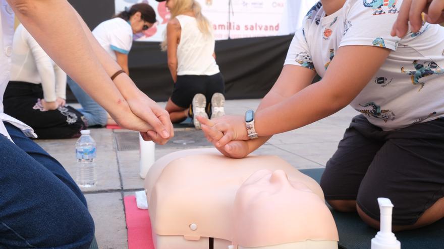 Cientos de alicantinos participan en talleres gratuitos de RCP de HLA Vistahermosa y el Ayuntamiento