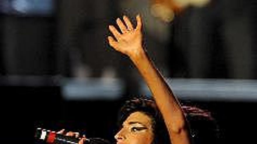 La cantante británica Amy Winehouse se presenta , durante un concierto en el que se celebró el cumpleaños número 90 del ex presidente sudafricano Nelson Mandela en el Hyde Park de Londres (Reino Unido). En el evento se recogieron fondos para la Fundación Nelson Mandela de lucha contra el VIH/Sida 46664, denominada así por ser éste el número que portaba durante sus 27 años como prisionero de conciencia por su lucha contra el Apartheid.