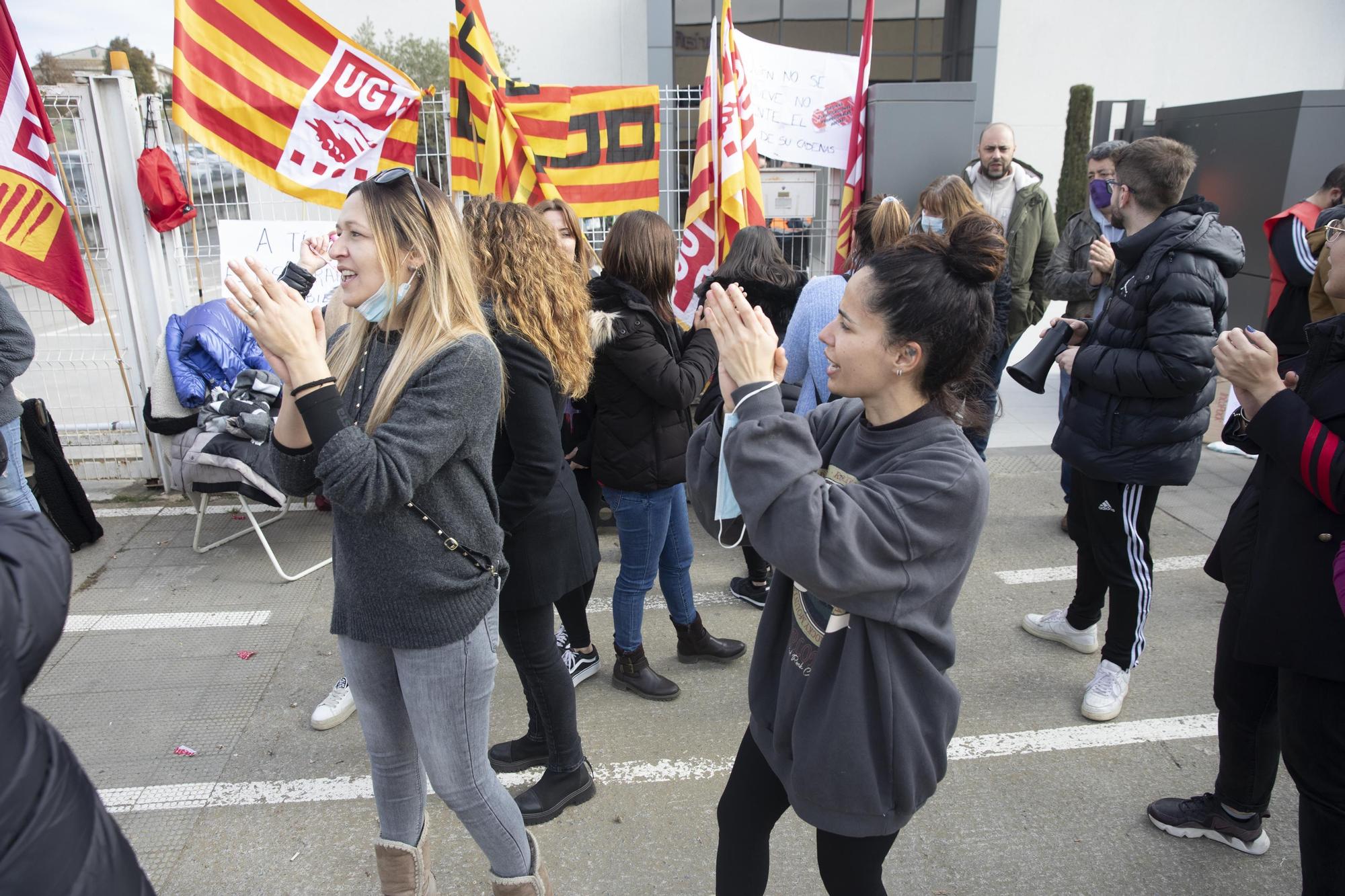 Protesta davant la fàbrica de Louis Vuitton a Campllong