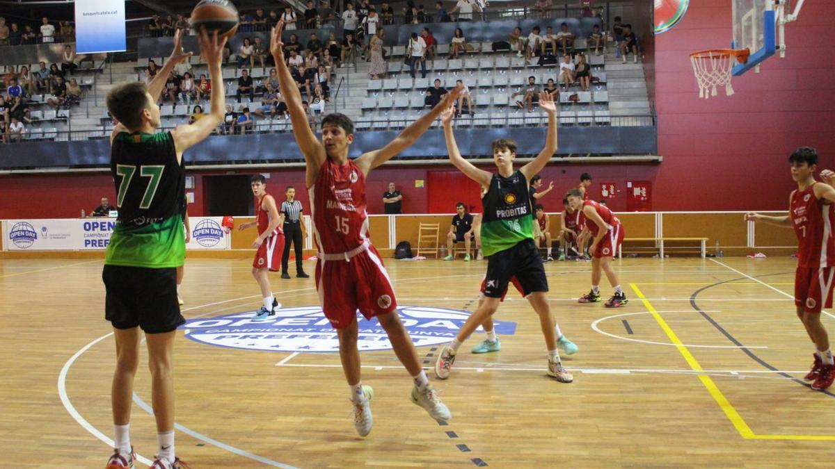 Jordi Saló intenta obstaculitzar el llançament del verd-i-negre Petrovics en el duel de cadets | FCBQ