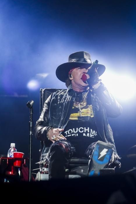 Axl Rose se estrena como vocalista de AC/DC en Lisboa.