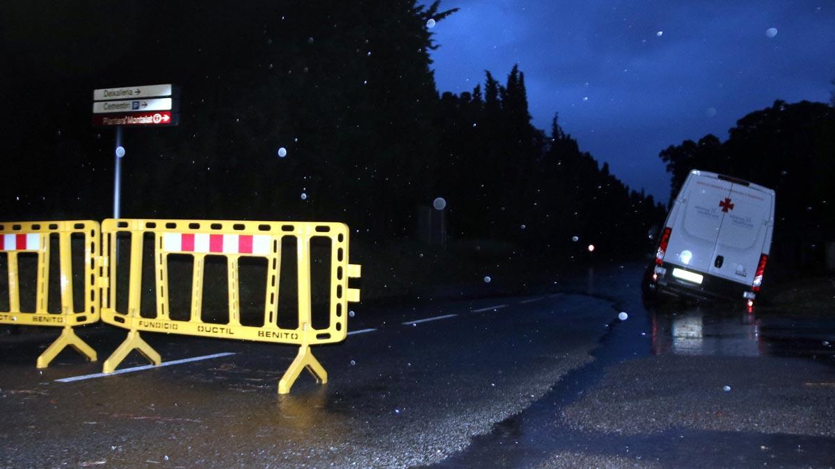 Carretera C-252 en Vilabertran cortada con un vehículo atrapado.