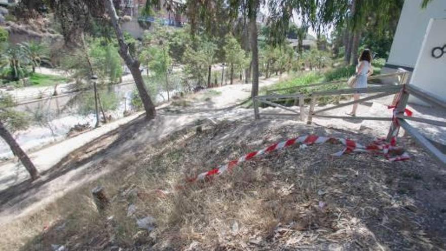 Accesos a la ladera por el puente de Altamira con papeles y bolsas diseminados, así como suciedad en escaleras, frente a un entorno más cuidado a pocos metros.