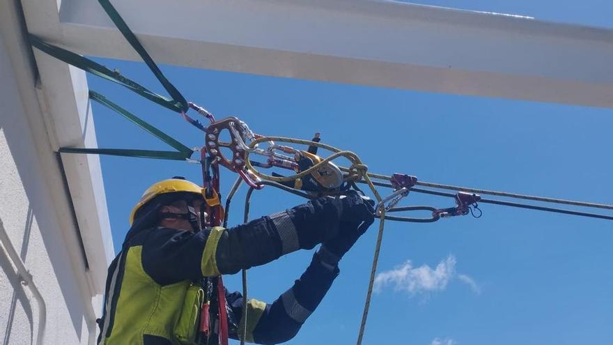 Rescate de dos operarios atrapados en una cesta elevadora en Balitos