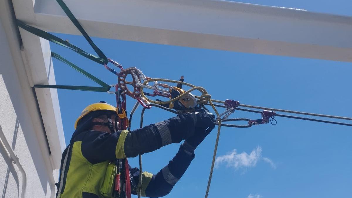 Rescate de dos operarios atrapados en una cesta elevadora en Balitos
