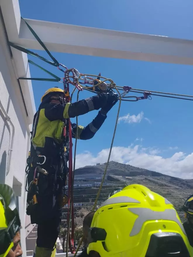 Rescate de dos operarios atrapados en una cesta elevadora en Balitos