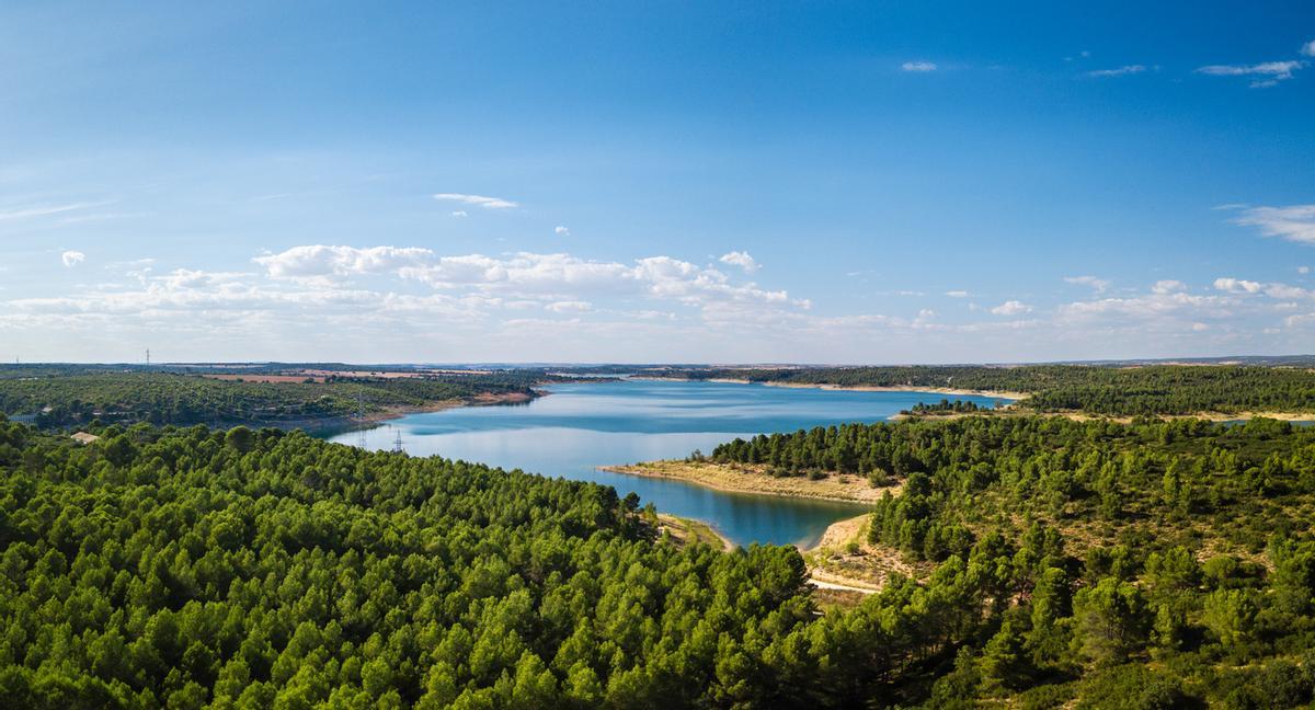 El pantano de Alarcón donde está permitido el baño
