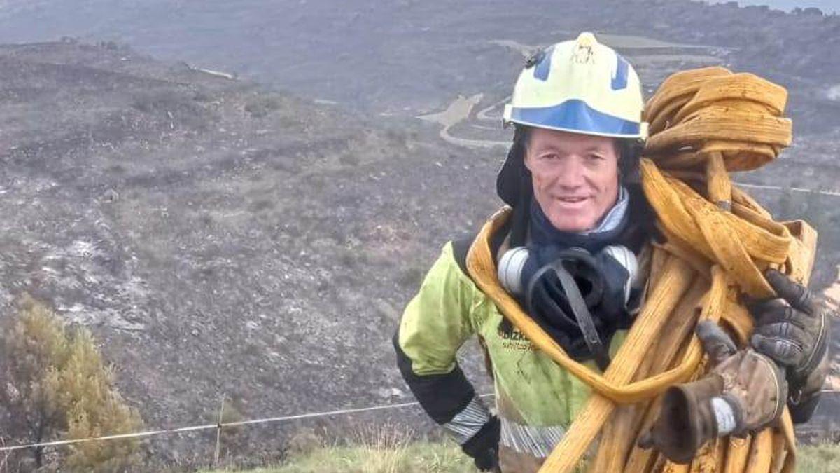 José Ramón Iriarte, con la indumentaria de bombero.