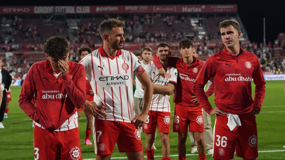 Els jugadors del Girona, abatuts a la gespa de Montilivi un cop consumat el descens.