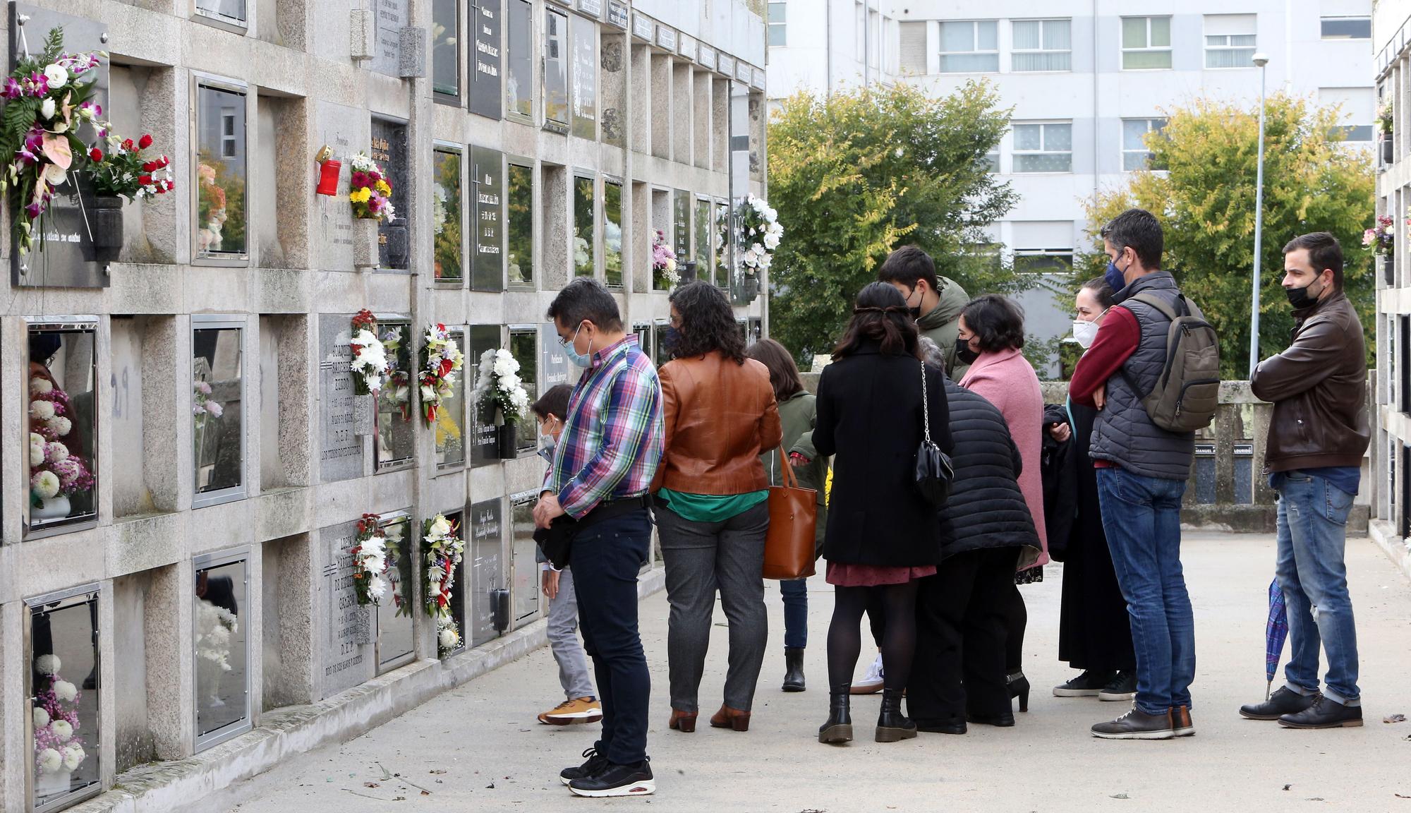 Todos Santos 2021 en Vigo: Flores y velas avivan el recuerdo de los que ya no están