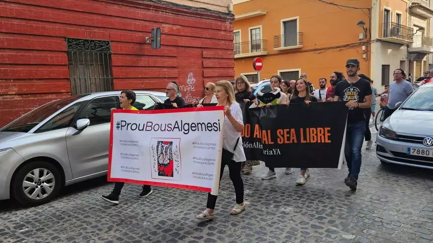 Los antitaurinos salen a la calle en Algemesí