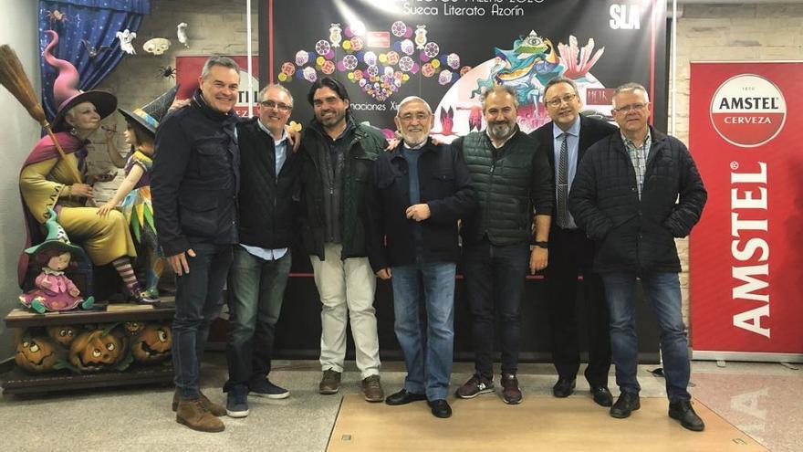 El artista, con Llácer y otros miembros de la comisión.