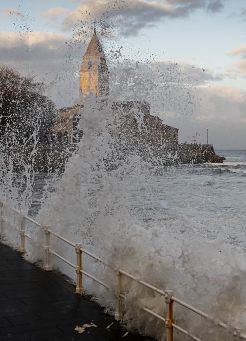 Temporal marino en Gijón.