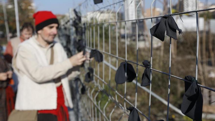 Els Pastorets de Sant Narcís pegen crespons al parc Central