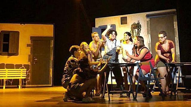 Assaig d'una escena del musical amb l'escenografia realitzada sobre l'estructura giratòria creada el 1991