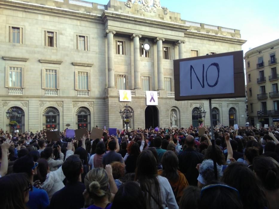 Miles de personas llenan plaza Sant Jaume por la ...