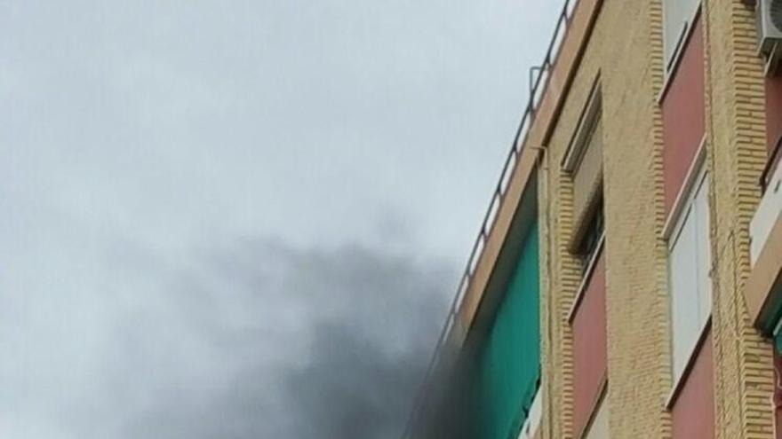 La humareda salía por las ventanas de la vivienda de Alzira