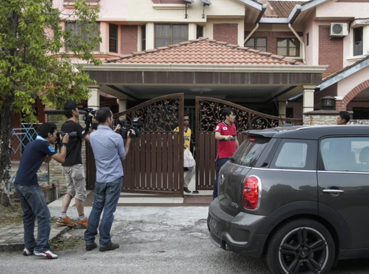 Diversos periodistes munten guàrdia davant la casa del copilot del vol MH370, diumenge a Selangor.